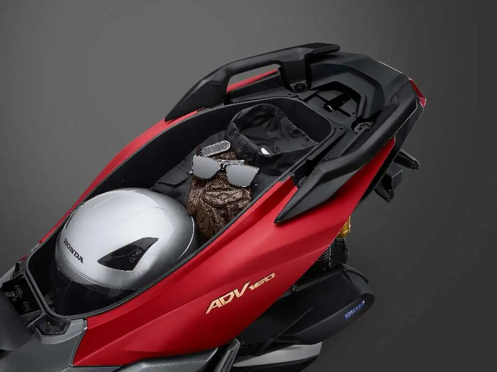 Bagasi Honda ADV luas muat helm dan barang bawaan