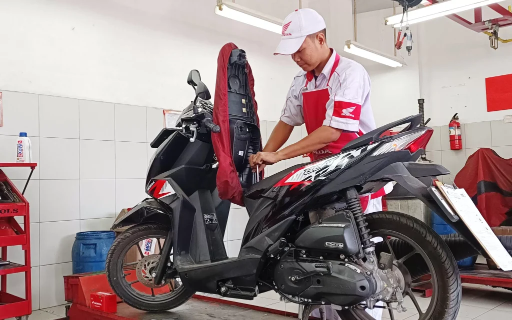 Servis motor Honda Beat di AHASS Bandung