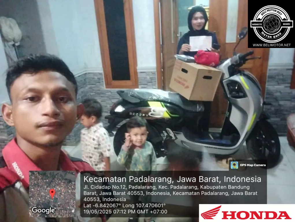 Proses serah terima motor Honda Scoopy baru kepada pelanggan di Bandung