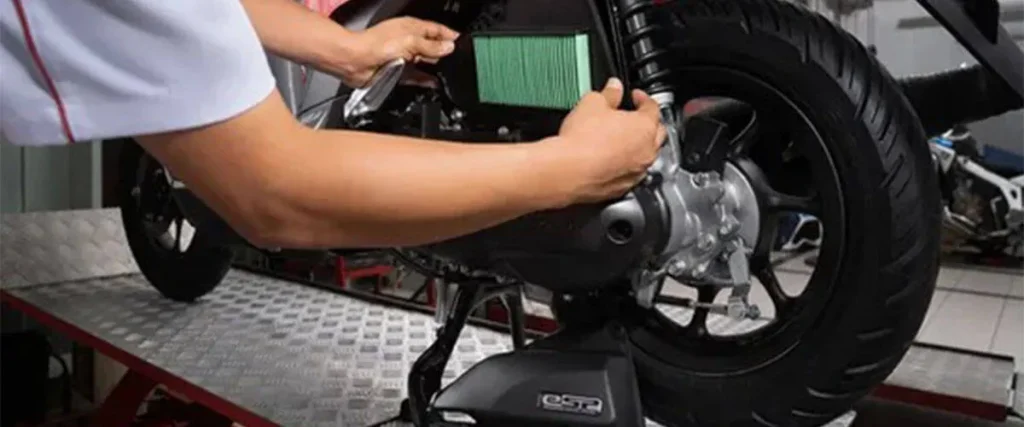 Pembersihan filter udara Honda Scoopy di bengkel