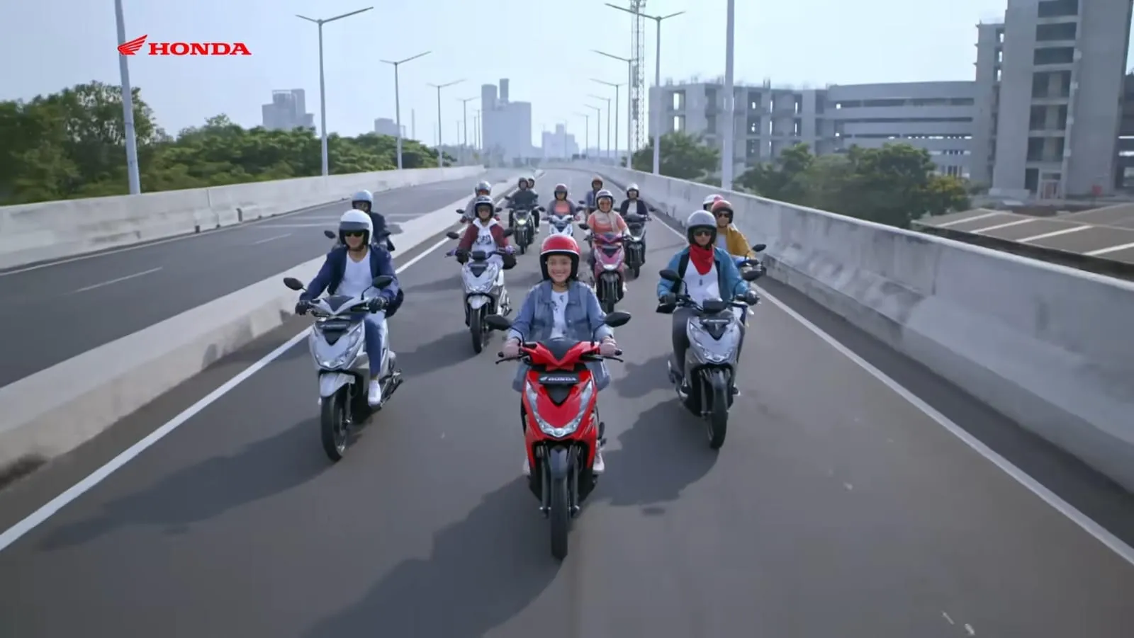 Honda BeAT dipakai anak muda Bandung di jalan kota