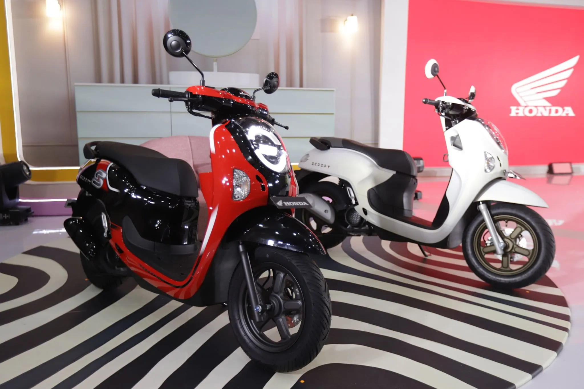 Motor Honda Scoopy retro dengan cat mengkilap