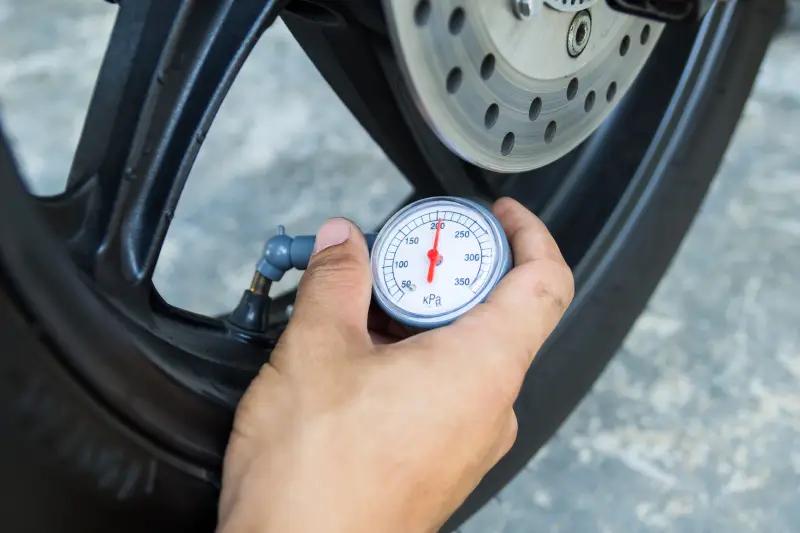 Cek tekanan ban Honda Scoopy untuk hemat BBM